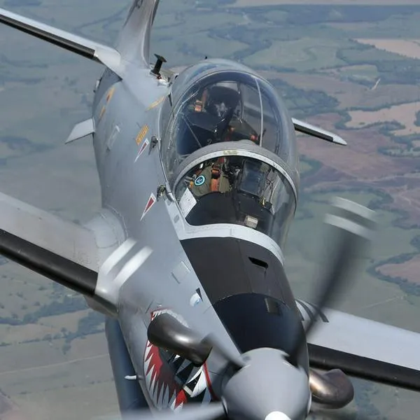 Imagen de un avión A-29 Súper Tucano de la Fuerza Aeroespacial Colombiana.