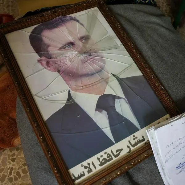 Imagen de un retrato roto del presidente Al-Assad derrocado en Siria.