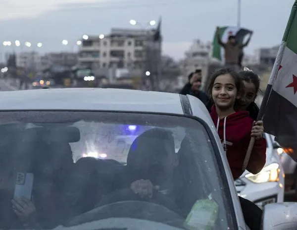 El presidente Asad 'huyó' de Siria tras perder el apoyo de Rusia, dice Trump
