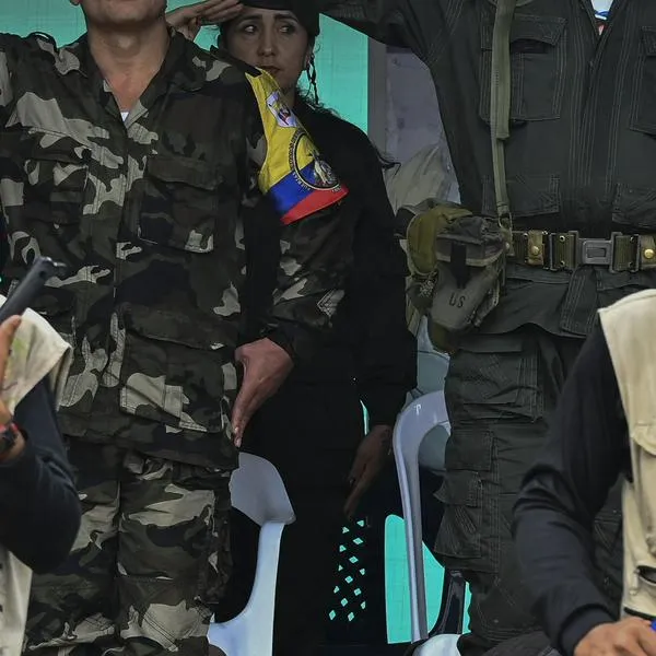 FARC-EP dissidence top commanders Ivan Mordisco (C),  Calarca (3-R), Richard (R) and Andres Patino (L) attend a meeting with local communities in San Vicente del Caguan, department of Caqueta, Colombia on April 16, 2023. An armed dissident group of Colombia's disbanded FARC guerrillas said Sunday it was "ready" to start peace talks with the government from May 16. "We are announcing to the world that our delegates to the dialogue table with the Colombian government... are ready for May 16," the EMC dissident grouping, which rejected a 2016 peace deal that disarmed the FARC, said through a spokesperson. (Photo by JOAQUIN SARMIENTO / AFP)