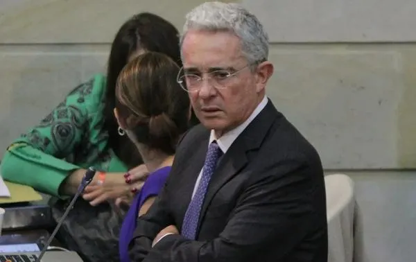 Álvaro Uribe arremetió por impuestos contra reforma tributaria de Gustavo Petro