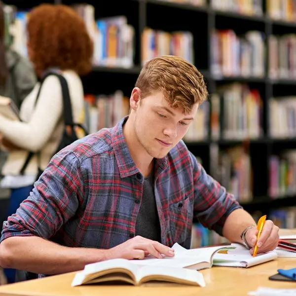 Estudiante, en nota sobre becas en Bogotá para estudiar en dos universidades privadas