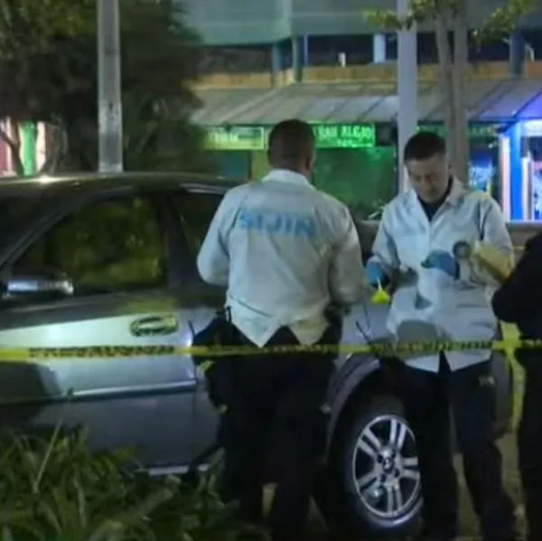 Así quedó el carro en el que iban los presuntos ladrones que iban a robar camioneta de ciudadano en Salitre Bogotá. El hombre disparó contra los supuestos asaltantes y mató a uno