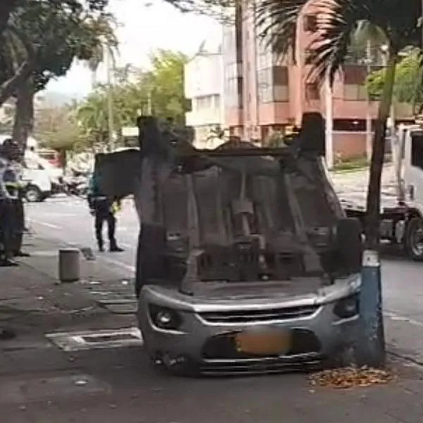 Accidente de tránsito dejó un vehículo destrozado y otro volcado, en Cali