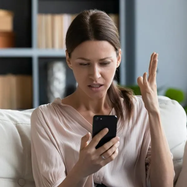 Por qué una persona se obsesiona con tener el celular cargado: detalles