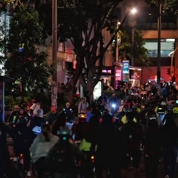 Ciclovía nocturna en Bogotá más de tres millones de personas salieron