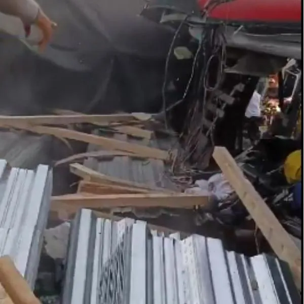 Accidente de tránsito entre Fundación y Sevilla (Magdalena) entre una tractomula y un bus de Expreso Brasilia.