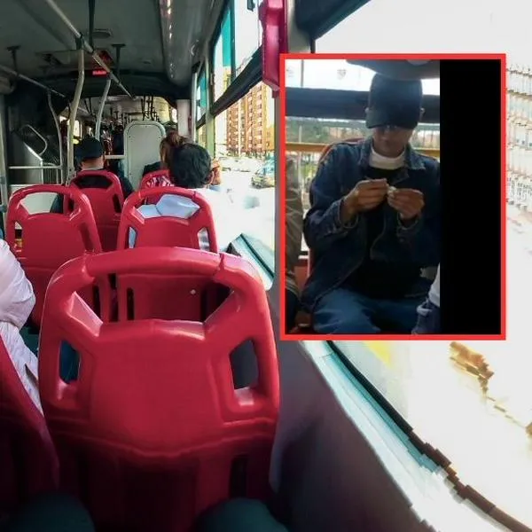 Momento en el que un joven aparece consumiendo sustancias ilícitas en un Transmilenio