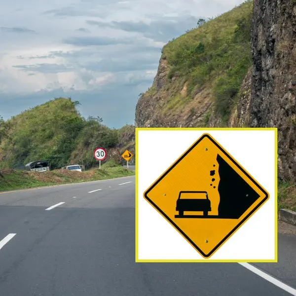 ¿Qué significa la señal de tránsito amarilla con un carro y piedras al costado?