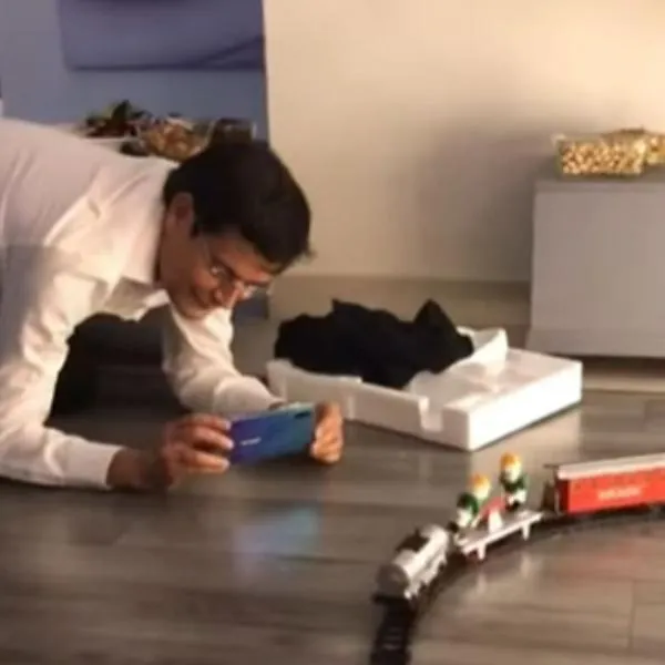 Felicidad de un hombre al recibir regalo.