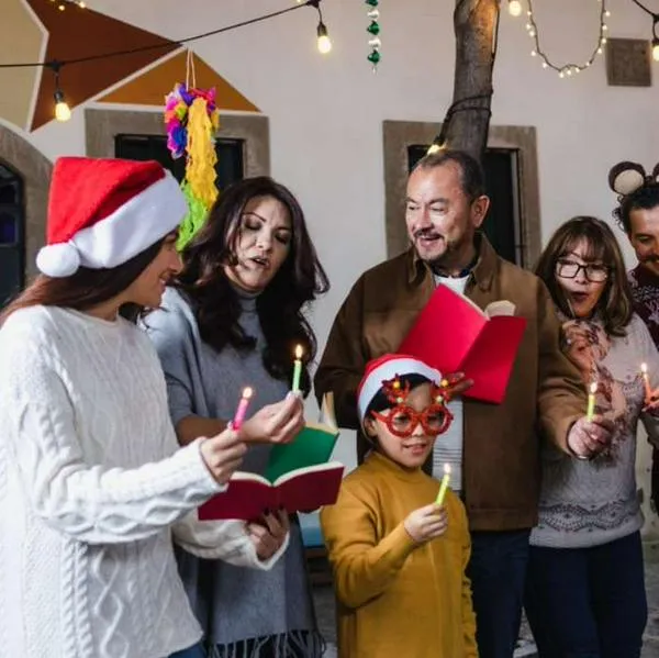 Foto de familia cantando, en nota de cuál es el villancico más bonito y popular en Colombia, según IA