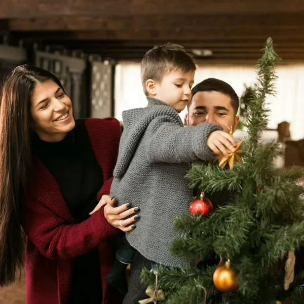 Foto de reunión navideña, en nota de cuál es la mejor hora para reunirse a hacer novena de Navidad 