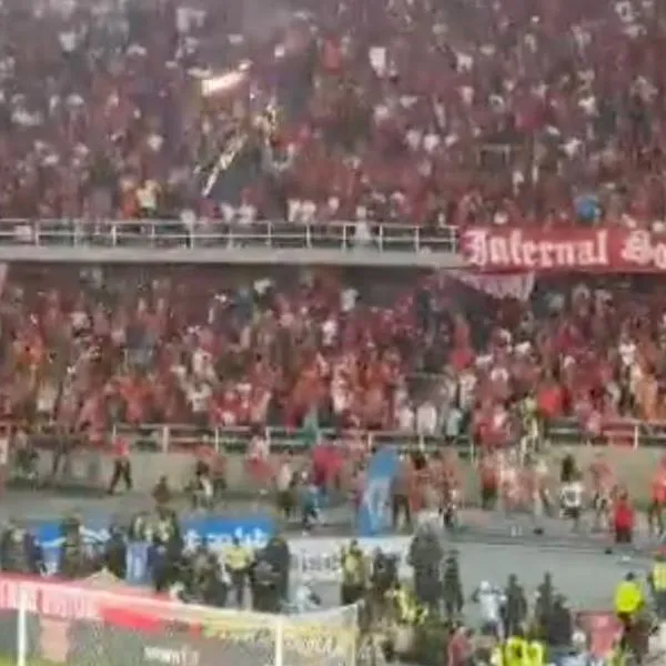 Hinchas de América se metieron a cancha a golpear a jugadores de Nacional