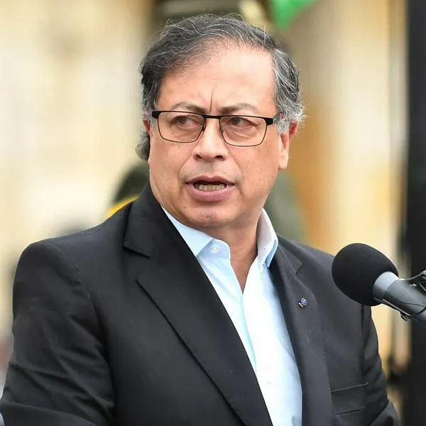 Gustavo Petro asegura que Colombia no va a dejar de pagar el servicio de la deuda