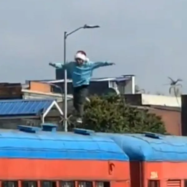 Captura de video de personas sobre el techo del Tren de la Sábana, en Bogotá.