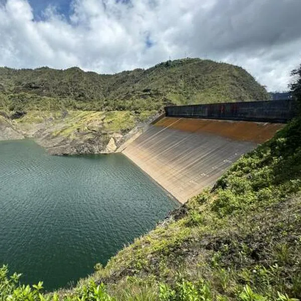 Autoridad ambiental pide ahorrar agua ante el descenso acelerado de los embalses