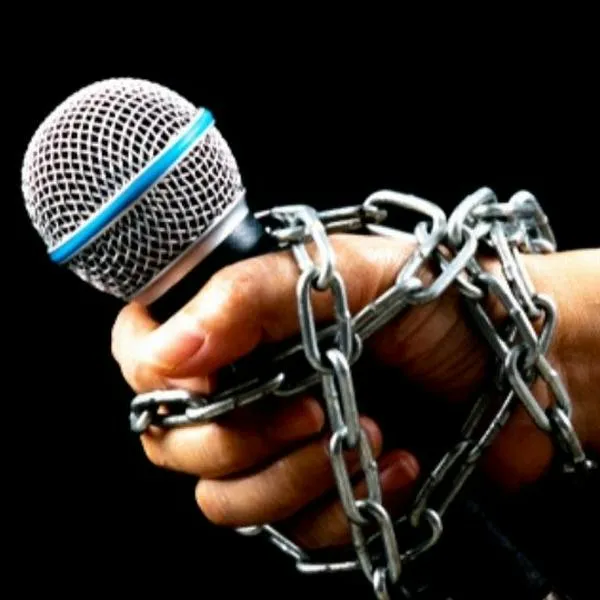 Imagen de referencia de ciberataque y censura a la libertad de prensa.