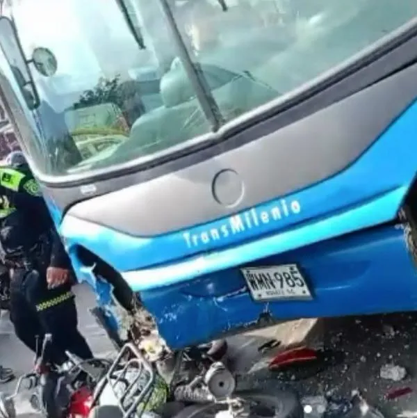 Accidente en Paloquemao (Bogotá): bus delSITP se quedó sin frenos y destruyó moto
