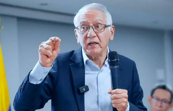 Ordenan arresto al ministro de Salud de tres días por desacato a una tutela