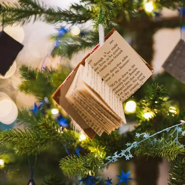 Foto de árbol navideño, en nota de cuál es la historia más linda de los 9 días de novena de Navidad: muy familiar