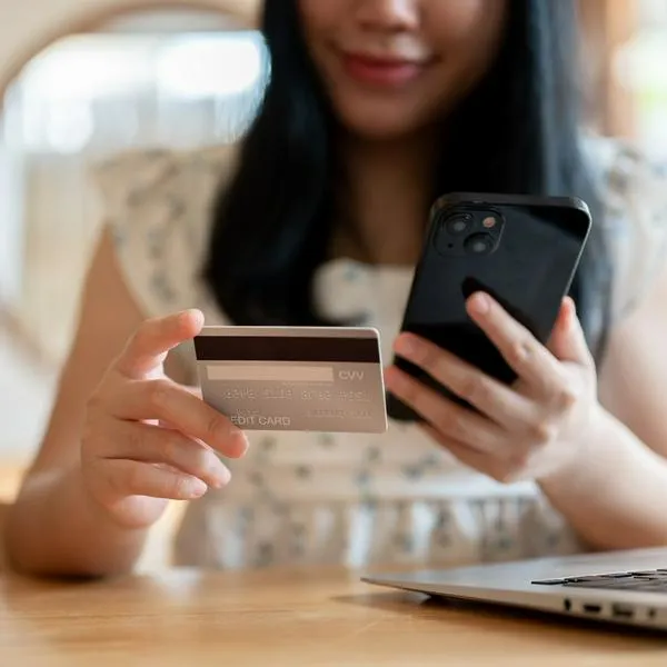 ¿Qué es más seguro pagar con tarjeta o con el celular?