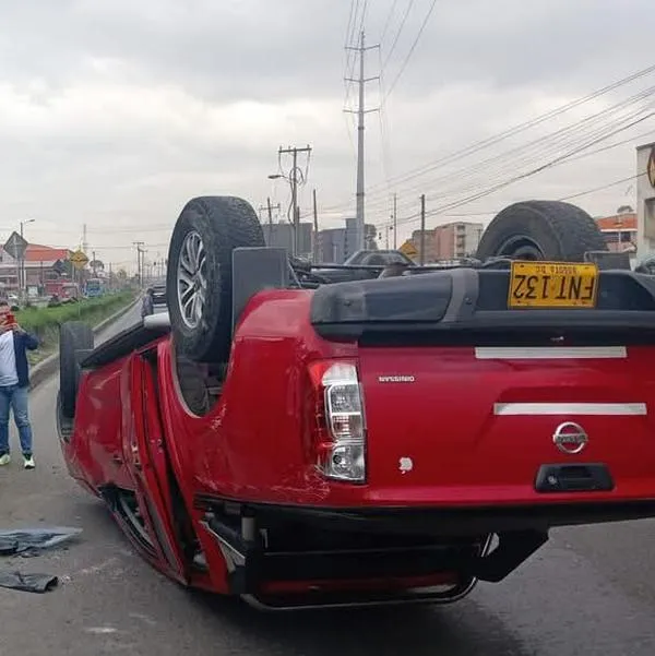 Accidente en Autopista Sur: camioneta se volcó en Soacha-Compartir y hay trancón
