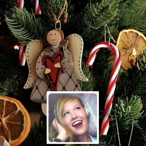 Fotos de árbol navideño y mujer cantando, en nota sobre cuál es el villancico más cantado en novenas de Navidad y por qué; muy querido