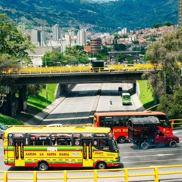Buses en Medellín, en nota sobre cambio que les ahorrará plata a algunos