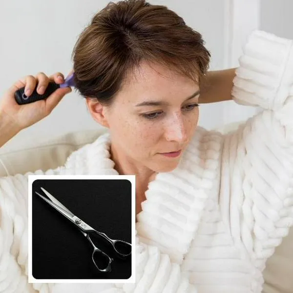 Foto de mujer arreglando cabello y tijeras de peluquería, en nota de qué significa cortarse el pelo uno mismo, según la psicología 