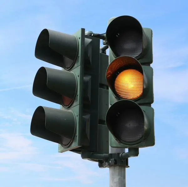 Advertencia sobre el amarillo en semáforos. 