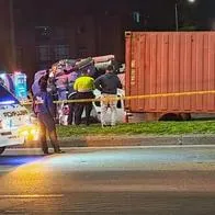 Trágico accidente en Bogotá por tractomula que se volcó sobre carro en Avenida Boyacá. Hay dos personas heridas que iban en el particular. 