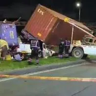 Impactantes fotos del accidente de tractomula robada en Bogotá que aplastó a carro en el que se movilizaba un papá y un niño de 3 años. 