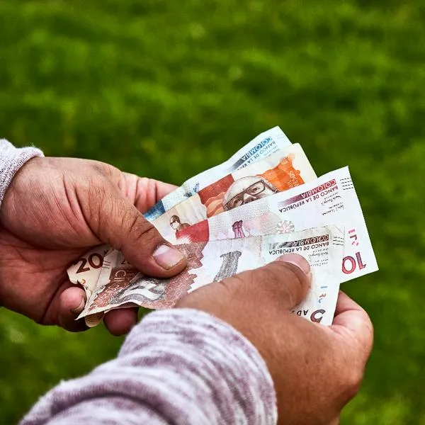 Más de 600.000 pesos, la cifra que definiría las quincenas del salario mínimo en Colombia con las propuestas que hay sobre la mesa de negociaciones.