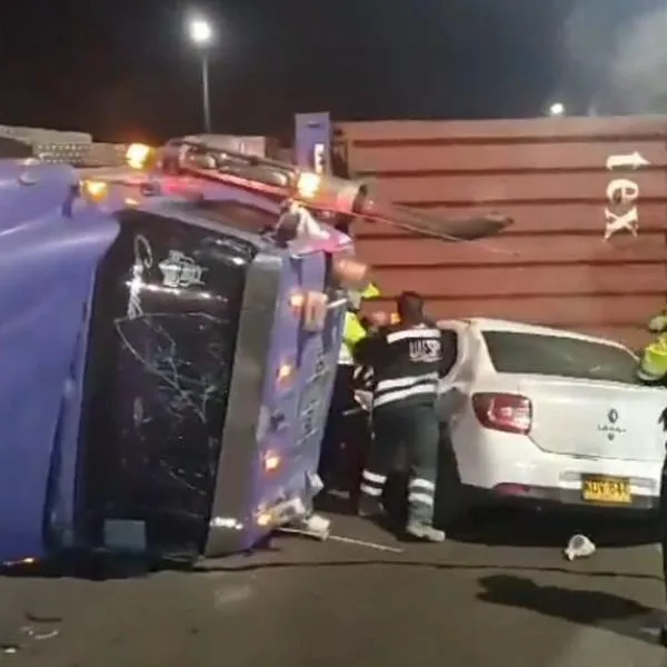 Video | Tractomula robada se volcó y aplastó vehículo en Bogotá: hay dos personas heridas