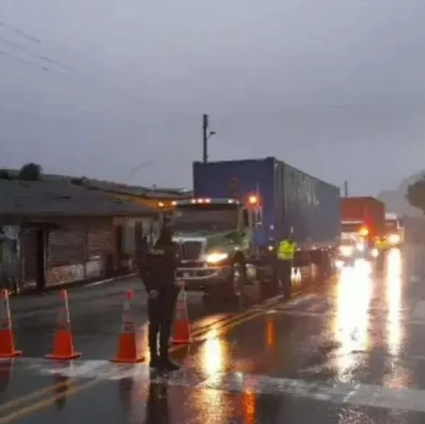 Accidente en vía Manizales - Bogotá, cerca a Alto de Letras con carro en abismo