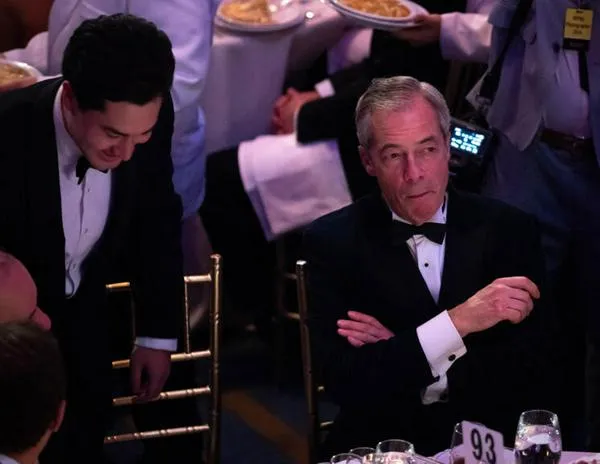 El populista Nigel Farage dice que está negociando con Elon Musk para financiar su partido