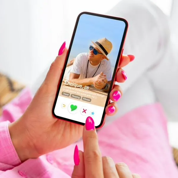 Imagen de referencia de una persona utilizando una 'app' de citas.