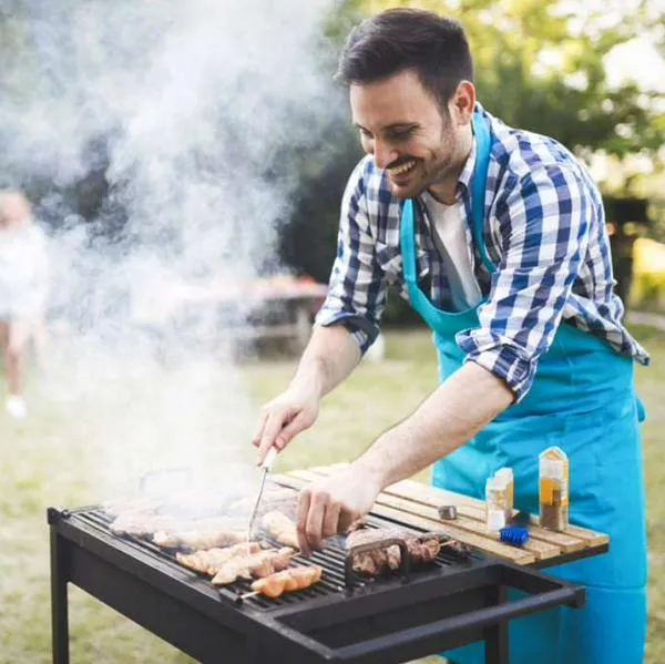 Foto de asado, en nota sobre cómo quitar el olor de humo de asado en la ropa sin lavarla, con trucos simples