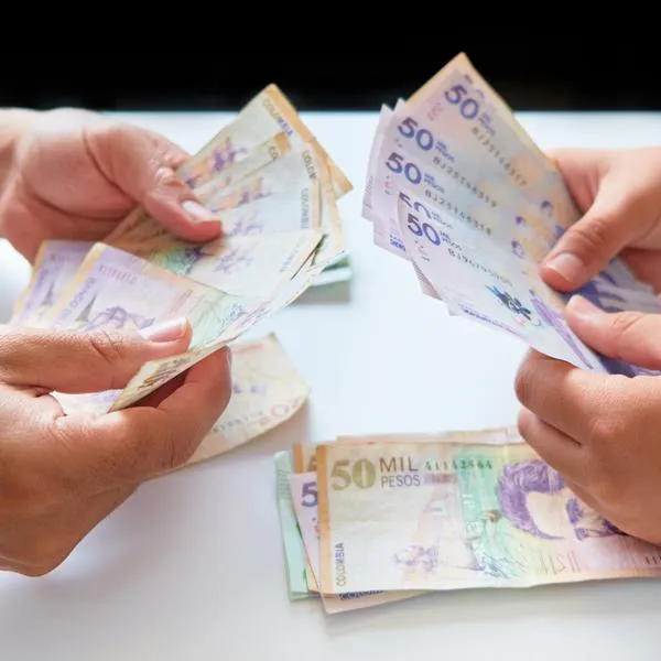 Jóvenes atentos por dinero extra que les llegará en diciembre.