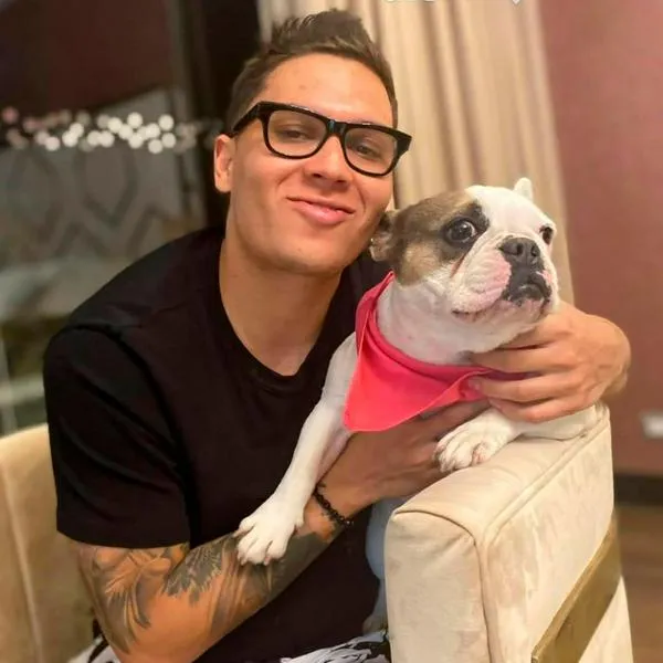 Juan Fernando Quintero junto a su mascota, Café, que falleció recientemente