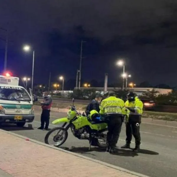 Sicariato a hombre en Bogotá: lo asesinaron cuando llegaba a su casa y a delincuentes se les dañó la moto, por lo que huyeron a pie. 