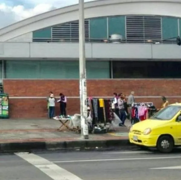 Duro relato de víctima de robo en Galerías (Bogotá): "Nos secuestraron con cuchillos", dijo uno de los jóvenes que fue robado en un taxi. 