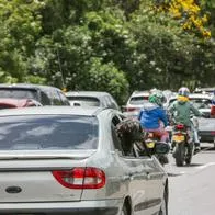 Agente de tránsito y carros, en nota sobre que habrá pico y placa en Autopista Sur