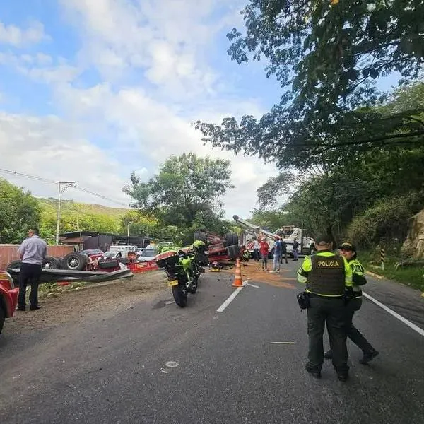 Accidente vía Bogotá-Melgar hoy: imágenes del volcamiento de tractocamión