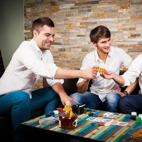 Foto de hombres bebiendo licor, en nota de cuál es la bebida favorita de Colombia en fiestas, entre cerveza, vino y whisky