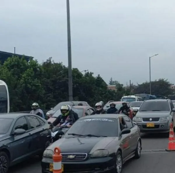 Empezó el caos en la Autopista Sur, en Soacha, por enorme trancón que se armó en la vía Bogotá-Girardot. Hubo accidente en la mañana. 