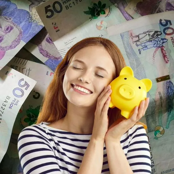 Imagen de referencia de persona con ahorros y dinero colombiano.