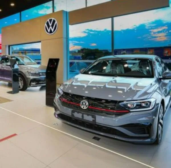 Volkswagen, famosa marca de carros, recortará 35.000 empleos, pero no cerrará sus fábricas en Alemania y logró acuerdo con sindicatos.
