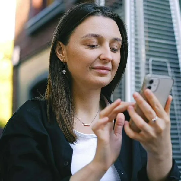Foto de mujer con celular, en nota de qué significa que a alguien no le guste hablar por teléfono, según la psicología