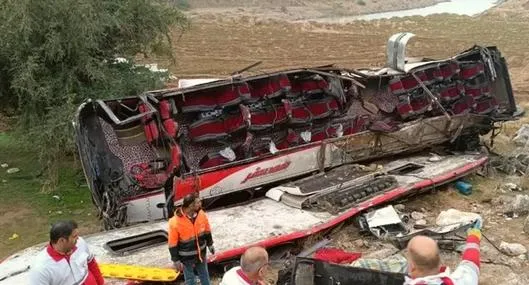 Bus cayó por barranco en Irán y al menos 10 personas han muerto